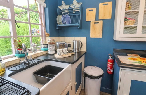 Coverack House | MERMAID COTTAGE, pet friendly, with open fire in St Keverne