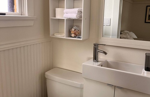 Victoria Villa | Mermaid Cove | Cozy Room with Ensuite | Sunset Views of Main St. | Sleeps 2