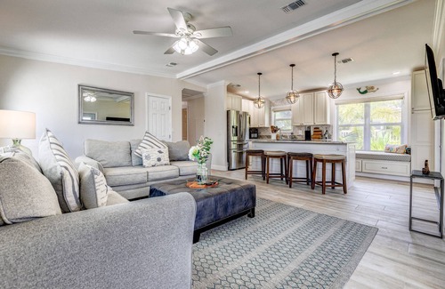 Big Coppitt Key House | Mermaid Hideaway: Charming 2BR Canal Front Home with Pool, Tiki, Dockage, and Dog-Friendly Amenities