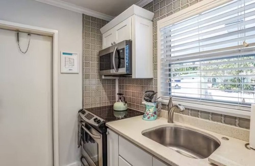 Anna Maria House | Mermaid’s Purse - Private Pool! 40 steps to beach!