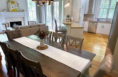 Buford House | Merry Cozy Holidays! Enjoy Corn Maze, Snow Park, Ice Skating! Great for groups!