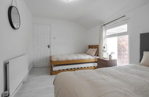 Bootle Apartment | Mersey View 4 Bedroom by Liverpoollux Next To Everton Stadium