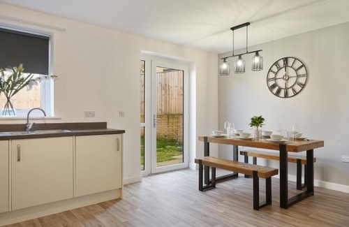 Sheffield Apartment | Mersey Way, Spacious 3 Bed Home, Close to Sheffield City Centre & FREE Driveway Parking - Perfect for Workers, Groups & Families - Hosted by Stay Host Save