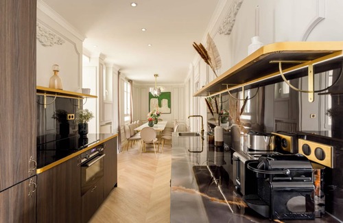 Faubourg-du-Roule Apartment | Merveil Signature Suite Hoche - Eiffel Tower view