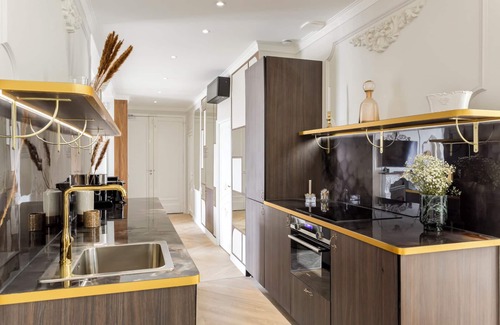 Faubourg-du-Roule Apartment | Merveil Signature Suite Hoche - Eiffel Tower view
