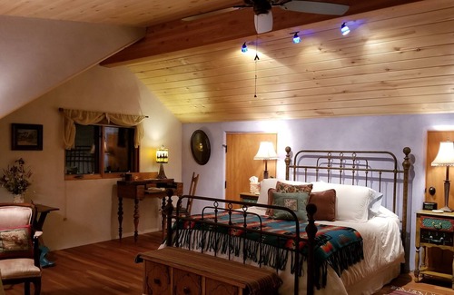 Mancos House | Mesa Verde Vista Upstairs Queen Suite - 5 min to Mesa Verde NatIonal Park