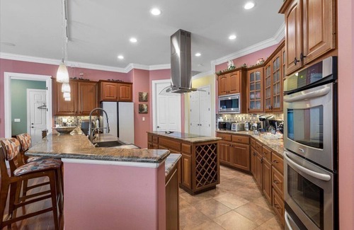 Cedar Creek House | Mesquite Retreat: Close to Austin and COTA: Fun, Family, and Friends,
