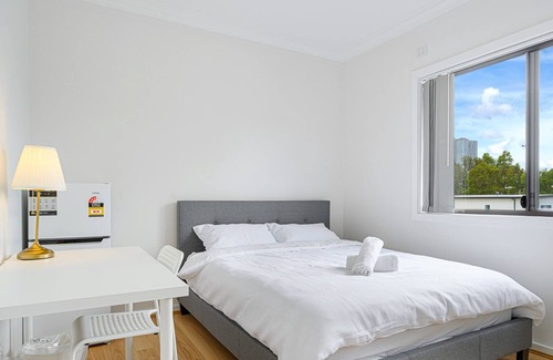 Parramatta Condo | MetaWise Parramatta Cozy Room w Private Bathroom