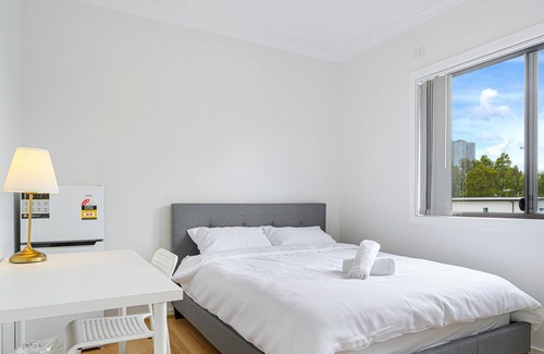 Parramatta Condo | MetaWise Parramatta Cozy Room w Private Bathroom