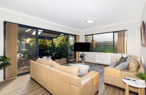 City Of Busselton House | Meters to Beach, Short Walk to Town!