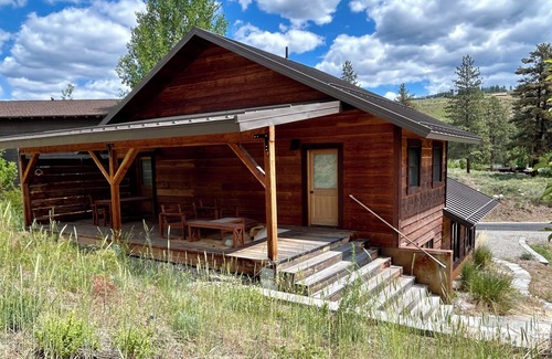 Winthrop House | Methow Valley Dream- Sleeps 4, Walk Across the River to Downtown Winthrop!