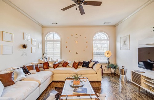 Woodstock Condo | Metro Atlanta Condo- Natural Light & Open Concept
