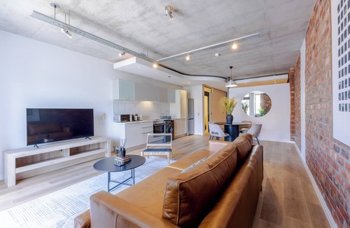 Flora Park Apartment | Metropolis Studio Apt | Wifi | Netflix