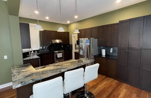 South Newton House | Metropolitan Dream Stay with Pool and Hot Tub