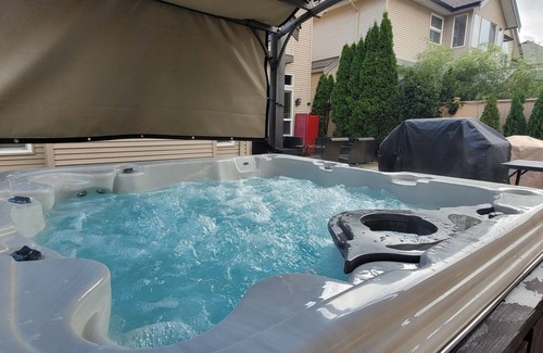 South Newton House | Metropolitan Dream Stay with Pool and Hot Tub