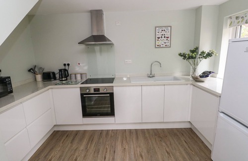 Laugharne Cottage | MEWS COTTAGE, pet friendly, with a garden in Laugharne