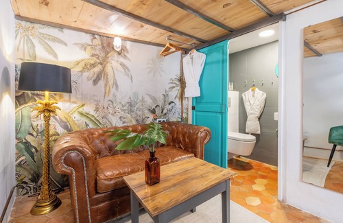Old Town Bed & Breakfast | Mezzanine Room - DOG Admiral Urban Guest House