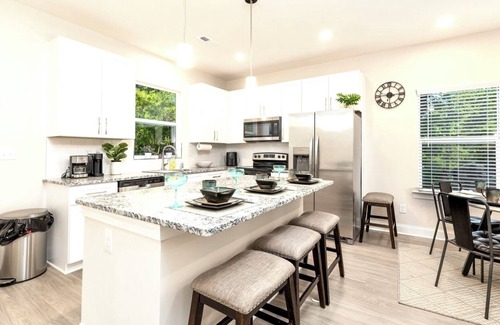 Mount Holly House | MH close to Charlotte airport, White Water Center