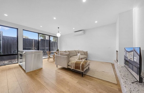 Brighton East House | Mia-2B2B-Exceptional Style Living In Brighton East