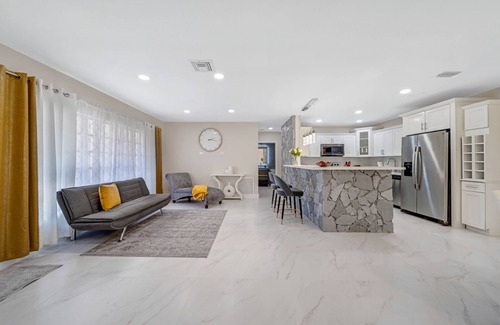 Lauderdale-by-the-Sea House | "MIA Ocean"4 Bed Home 5 Min To Beach