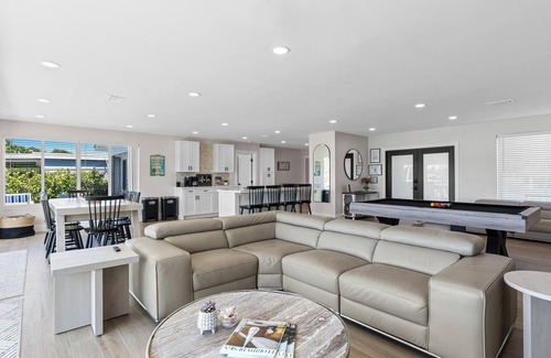 Ludlam House | Miami Blue Lake Beach House w/Theater & Mini Golf!