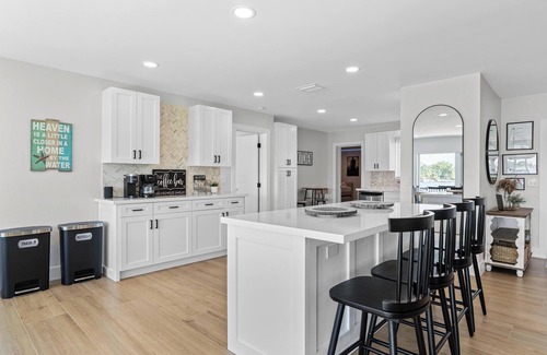 Ludlam House | Miami Blue Lake Beach House w/Theater & Mini Golf!