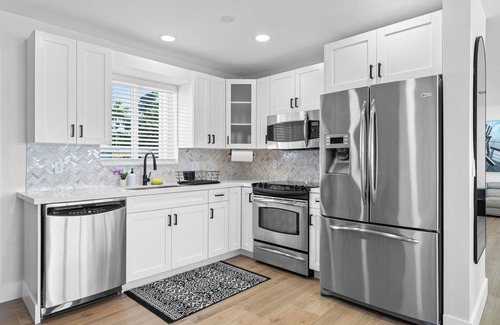 Ludlam House | Miami Blue Lake Beach House w/Theater & Mini Golf!