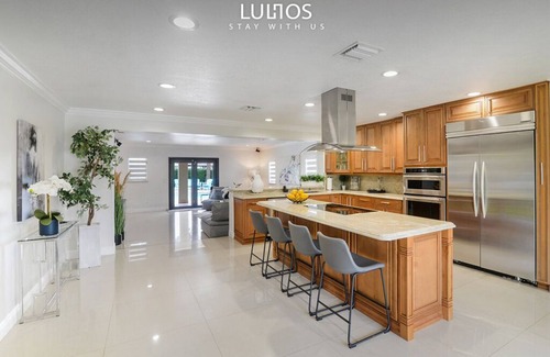 Carol City House | Miami Chilling-Amenities w/Hot Pool-spa/pool table/BBQ