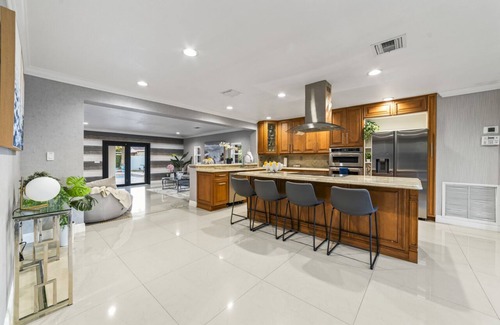 Carol City House | Miami Chilling-Amenities w/Hot Pool-spa/pool table/BBQ