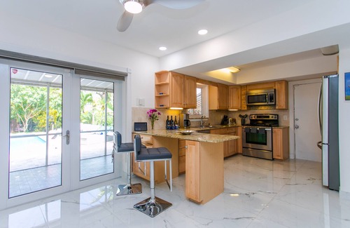 Dania Beach House | MIAMI/FORT LAUDERDALE ART VILLA with SALTWATER POOL & JACCUZI near BEACH
