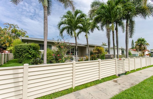 Dania Beach House | MIAMI/FORT LAUDERDALE ART VILLA with SALTWATER POOL & JACCUZI near BEACH