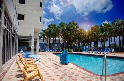 North Beach Hotel | Miami Getaway! Close to Art Deco, Port of Miami, Shopping Center! Pool