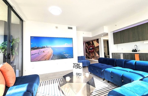 Downtown Miami Apartment | Miami Luxury 3BR - Stunning Skyline & Water Views - 100” Living Room TV