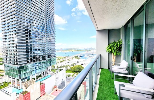 Downtown Miami Apartment | Miami Luxury 3BR - Stunning Skyline & Water Views - 100” Living Room TV