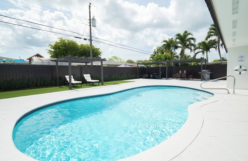 Ludlam House | Miami luxury home: Sun, fun, and style!"