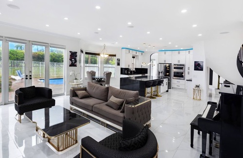 Miramar House | Miami Luxury - Large Entire Home - Pool & Hot Tub