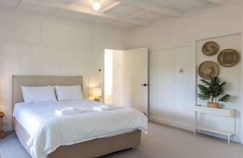 Surfdale House | Miami one one - Superior King Studio - Walk to Beach, Village and 2 Vineyards