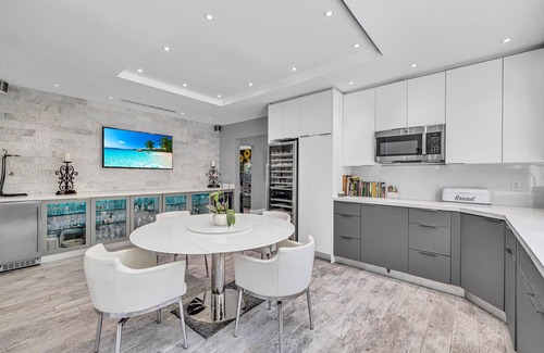 Coral Way House | Miami Sombra: Prime Location-Parkfront- Den-Gazebo