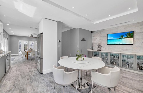 Coral Way House | Miami Sombra: Prime Location-Parkfront- Den-Gazebo