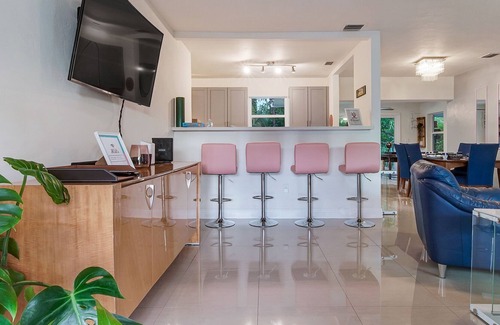 Biscayne Park House | Miami Tropical Oasis .Cozy & Sleek🏝