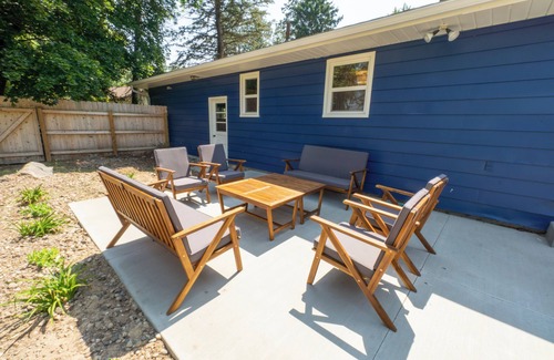 Fennville Cottage | MIBlueCottage by Hutchins Lake near wineries, orchards, and <10 mi to Saugatuck