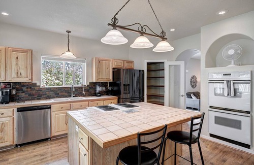 Michigan Hill Apartment | Michigan Hills Manor 5,000sf w/Hot Tub