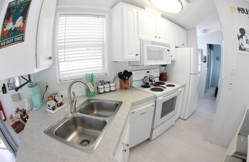 Kissimmee Cottage | Mickey's Hideaway Cottage 4 miles from Disney in Kissimmee with WiFi and AC
