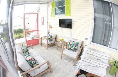 Kissimmee Cottage | Mickey's Hideaway Cottage 4 miles from Disney in Kissimmee with WiFi and AC