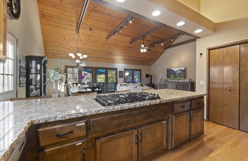 Groveland House | Micro Resort Home by the Lake, 40mins to Yosemite