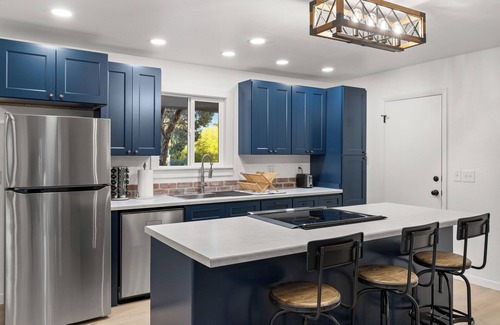 Rimrock House | Mid-Century 2 Bedroom Bungalow Retreat - Minutes to Downtown & Hospitals