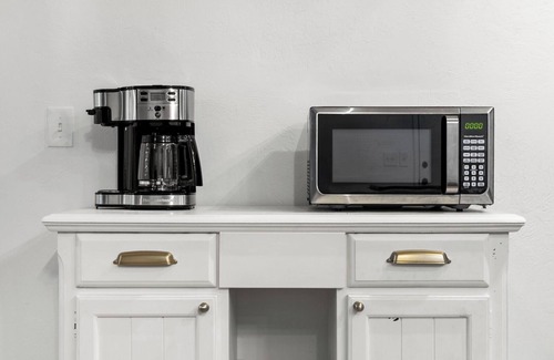 Rimrock House | Mid-Century 2 Bedroom Bungalow Retreat - Minutes to Downtown & Hospitals