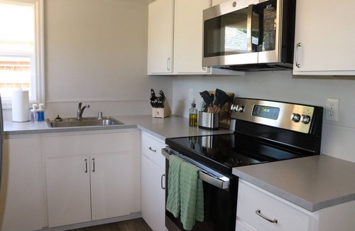 Central Park House | Mid-century 5-bedroom house in lovely Downtown Vancouver with WiFi, AC