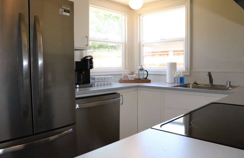 Central Park House | Mid-century 5-bedroom house in lovely Downtown Vancouver with WiFi, AC