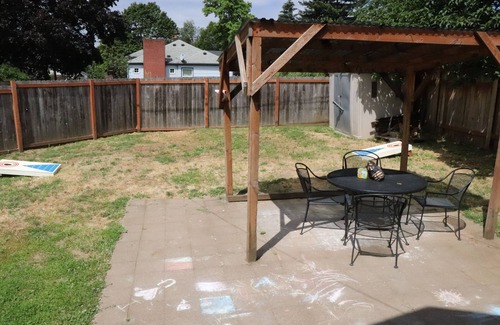 Central Park House | Mid-century 5-bedroom house in lovely Downtown Vancouver with WiFi, AC